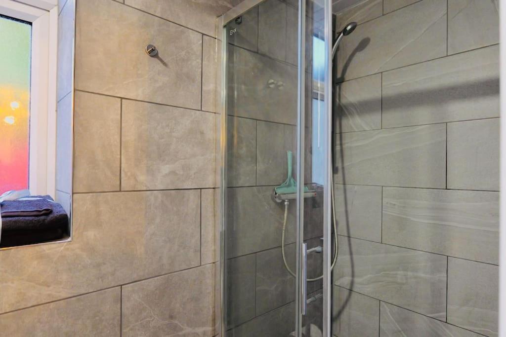Two Bedroom Flat Near Transport & Shops Londres Extérieur photo