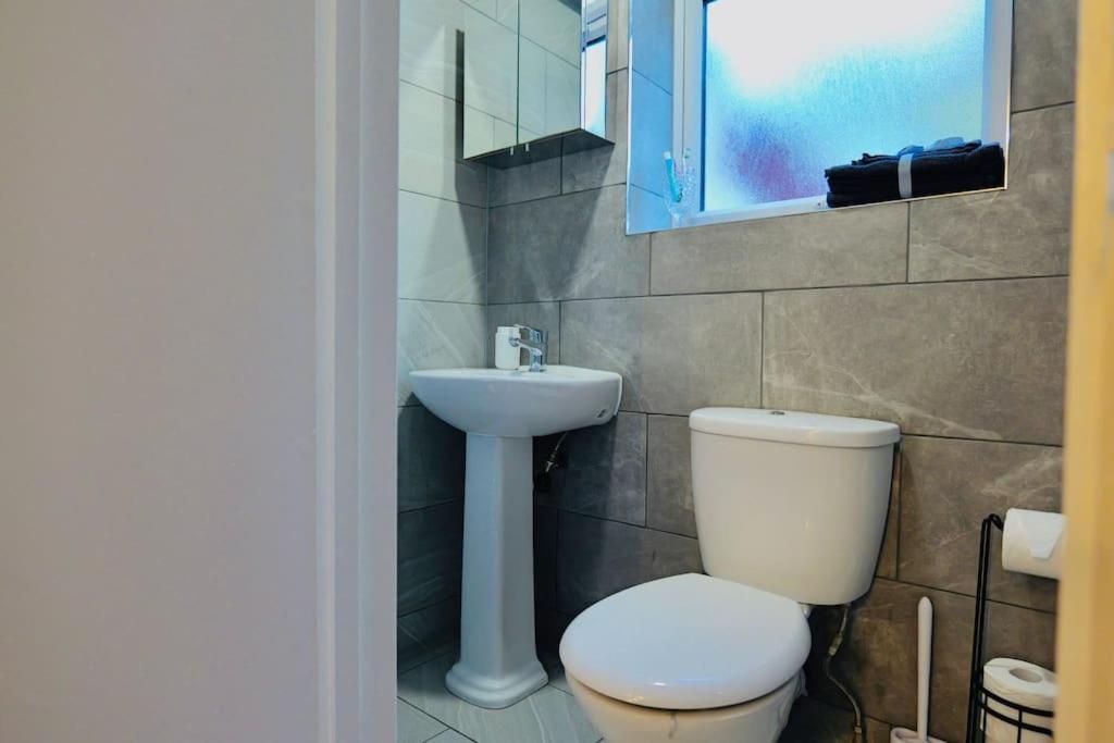 Two Bedroom Flat Near Transport & Shops Londres Extérieur photo