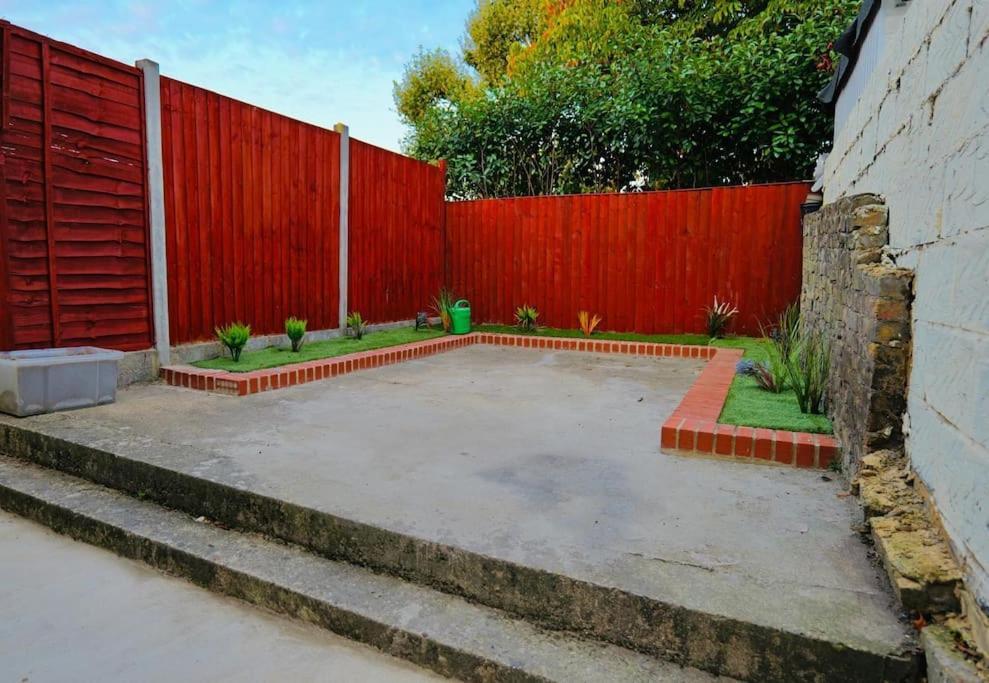 Two Bedroom Flat Near Transport & Shops Londres Extérieur photo