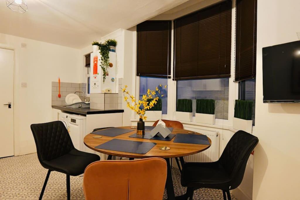 Two Bedroom Flat Near Transport & Shops Londres Extérieur photo